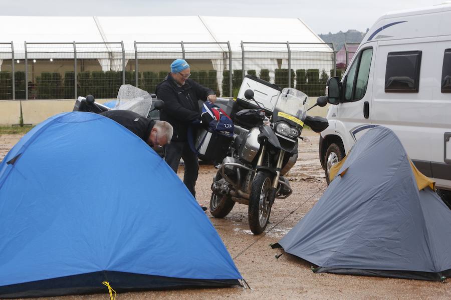 Los aficionados empiezan a llegar al Circuito Ricardo Tormo en una jornada marcada por las precipitaciones. Desde las 9 horas y hasta las 15.50 se celebran, durante este viernes, los primeros entrenamientos libres del Gran Premio de Motociclismo de la Comunitat Valenciana.