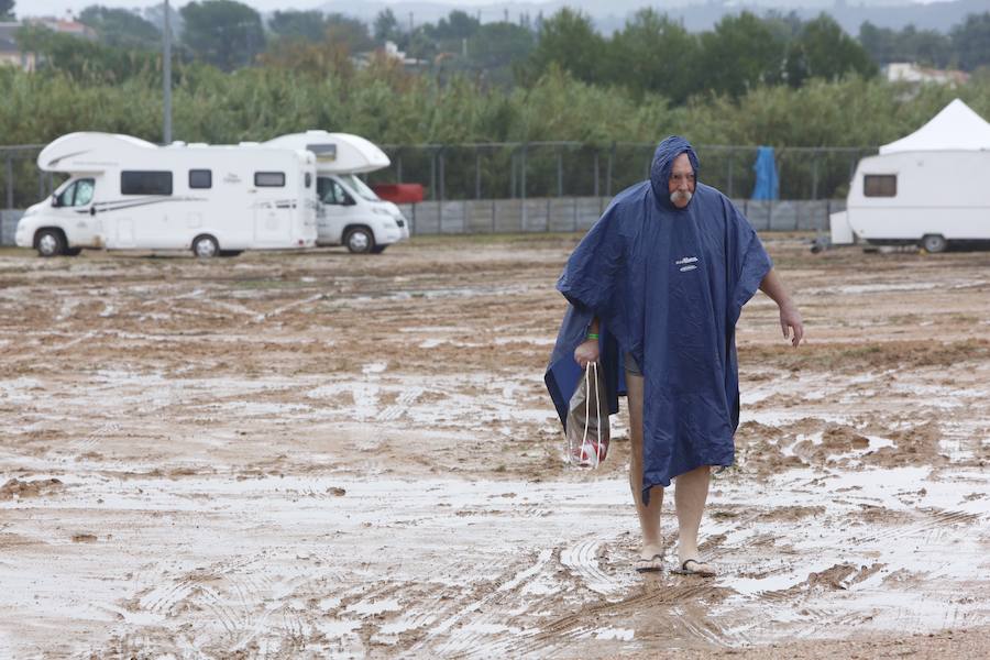 Los aficionados empiezan a llegar al Circuito Ricardo Tormo en una jornada marcada por las precipitaciones. Desde las 9 horas y hasta las 15.50 se celebran, durante este viernes, los primeros entrenamientos libres del Gran Premio de Motociclismo de la Comunitat Valenciana.