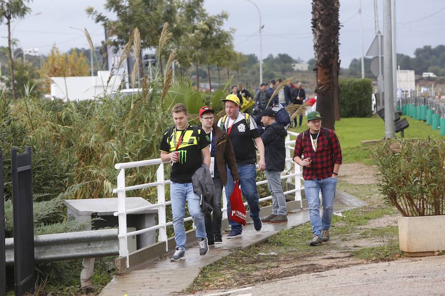 Los aficionados empiezan a llegar al Circuito Ricardo Tormo en una jornada marcada por las precipitaciones. Desde las 9 horas y hasta las 15.50 se celebran, durante este viernes, los primeros entrenamientos libres del Gran Premio de Motociclismo de la Comunitat Valenciana.