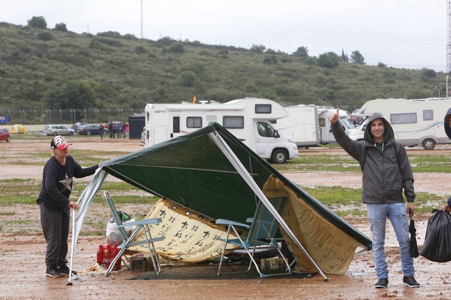 Los aficionados empiezan a llegar al Circuito Ricardo Tormo en una jornada marcada por las precipitaciones. Desde las 9 horas y hasta las 15.50 se celebran, durante este viernes, los primeros entrenamientos libres del Gran Premio de Motociclismo de la Comunitat Valenciana.