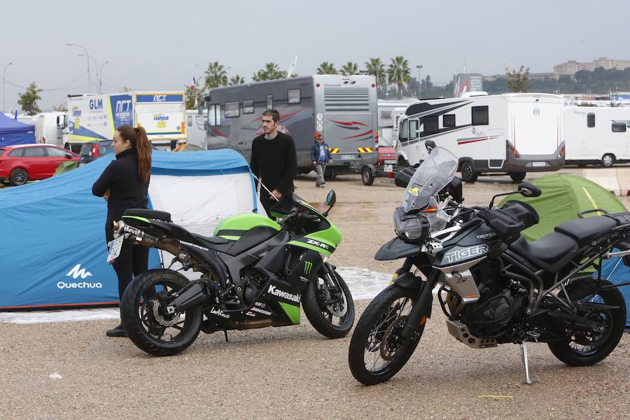 Los aficionados empiezan a llegar al Circuito Ricardo Tormo en una jornada marcada por las precipitaciones. Desde las 9 horas y hasta las 15.50 se celebran, durante este viernes, los primeros entrenamientos libres del Gran Premio de Motociclismo de la Comunitat Valenciana.