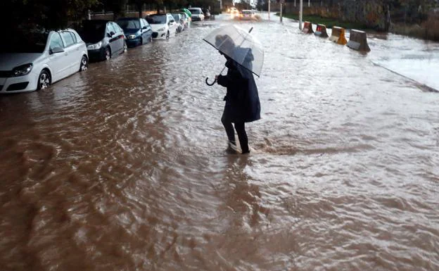 Una calle anegada por la lluvia en la ciudad de Valencia.