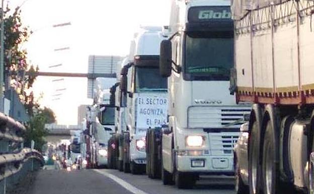La asociación de transportistas Asatraport ha convocado para el 19 de noviembre una marcha lenta. 