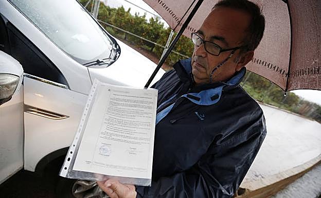 Mariano Condomina, productor de aguacates en Faura, junto con una de las denuncias.