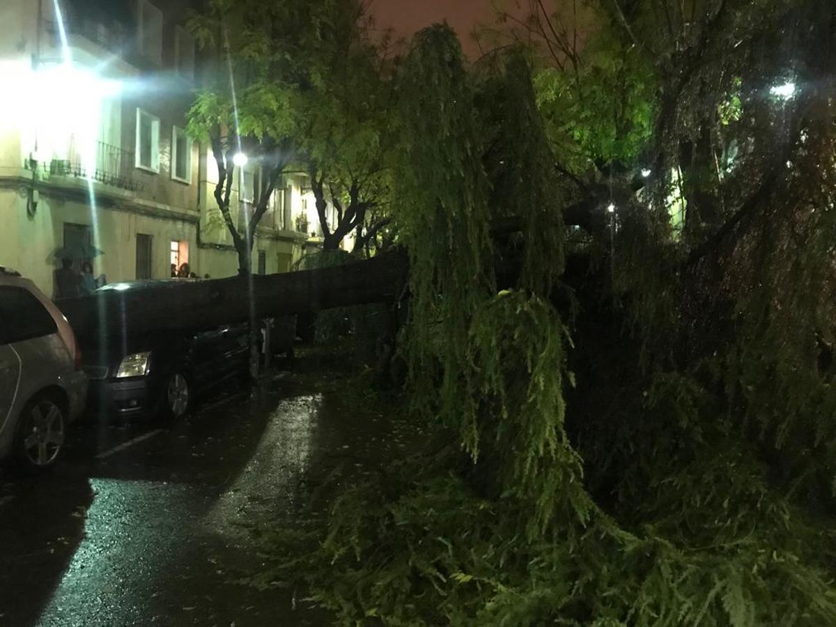 La lluvia descarga con fuerza sobre la capital del Turia durante el mediodía de este viernes