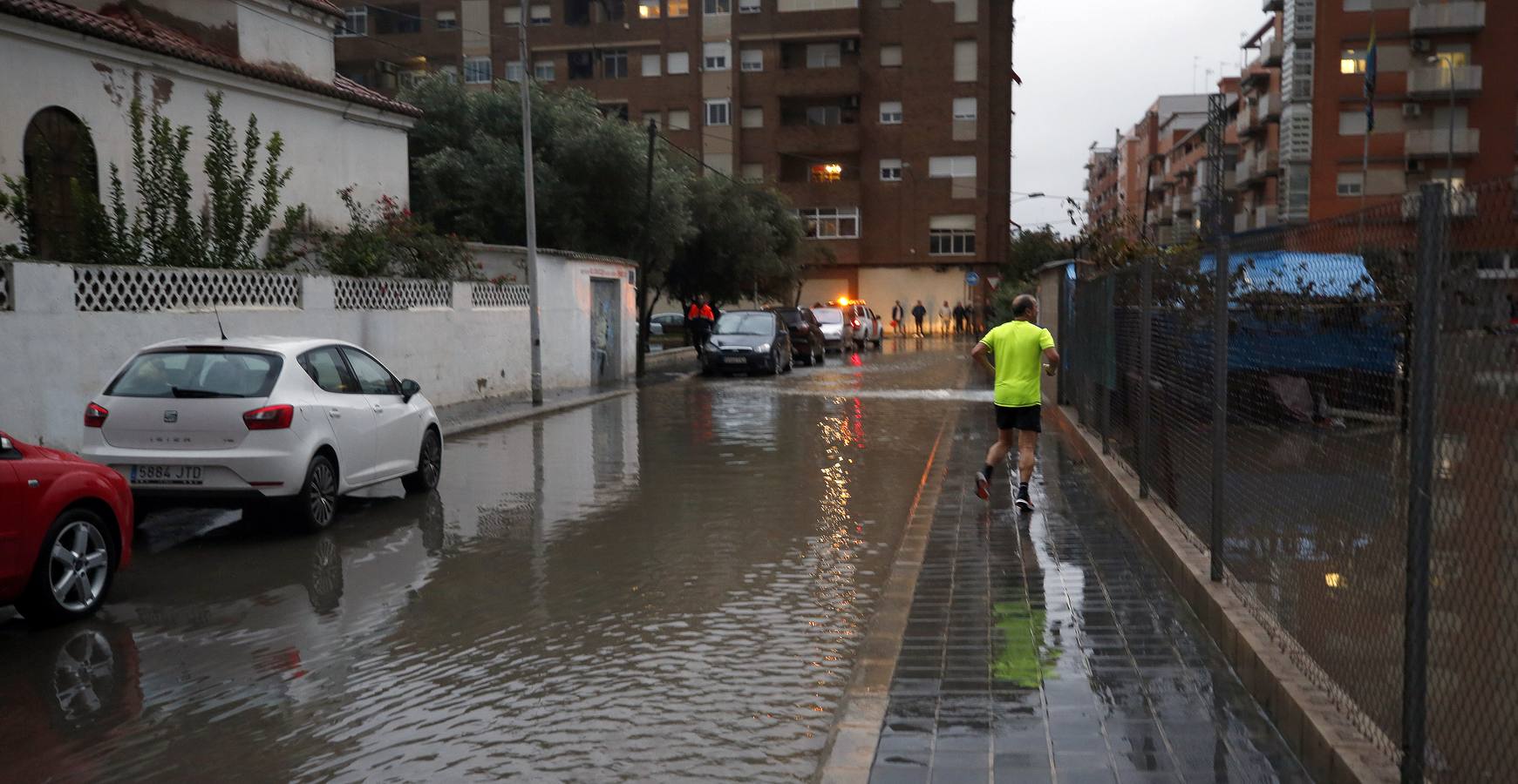 La lluvia descarga con fuerza sobre la capital del Turia durante el mediodía de este viernes