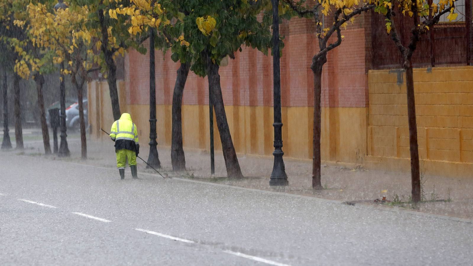 La lluvia descarga con fuerza sobre la capital del Turia durante el mediodía de este viernes