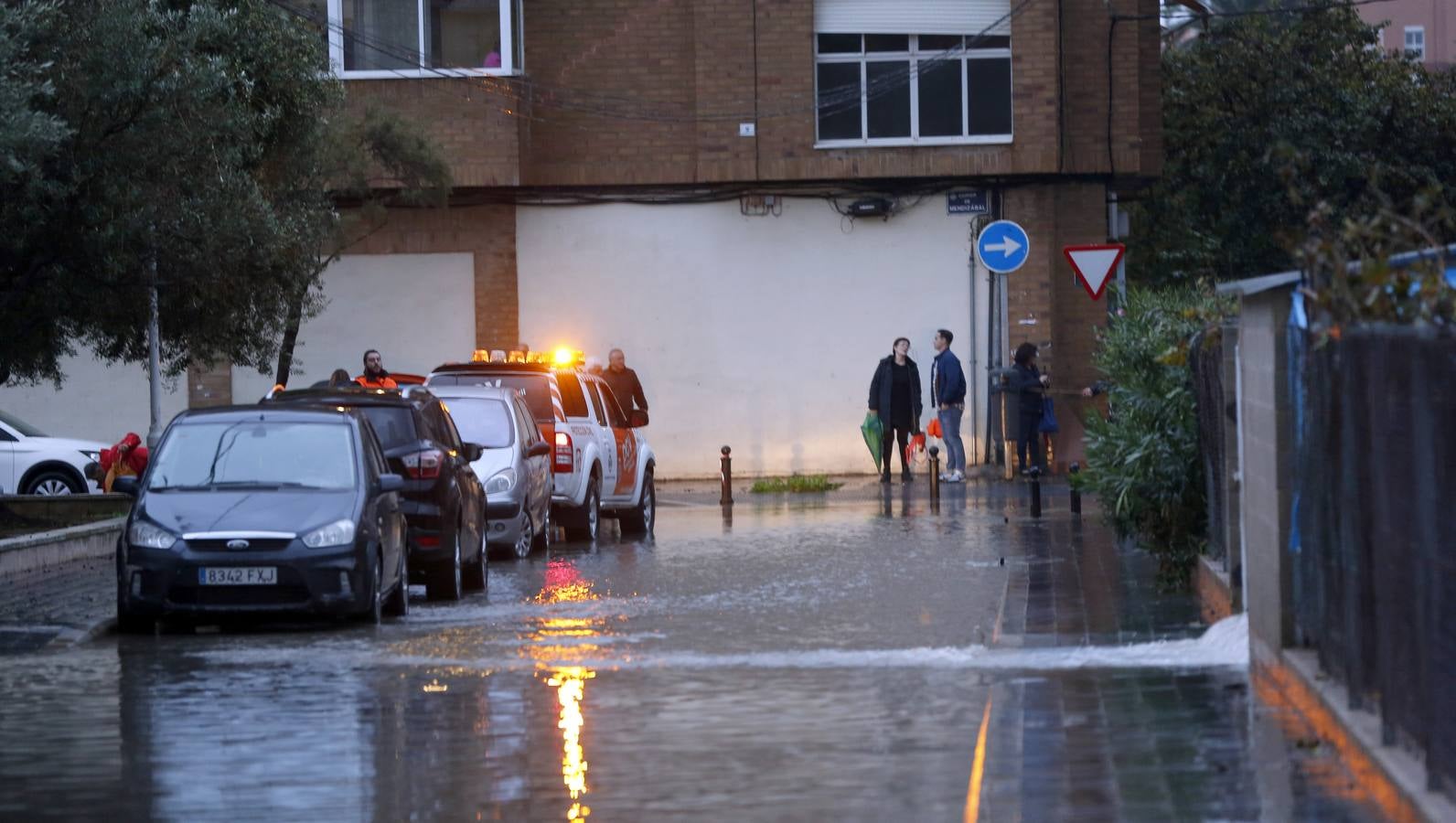 La lluvia descarga con fuerza sobre la capital del Turia durante el mediodía de este viernes