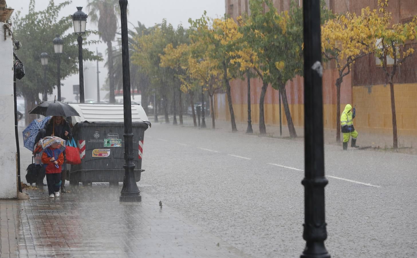 La lluvia descarga con fuerza sobre la capital del Turia durante el mediodía de este viernes