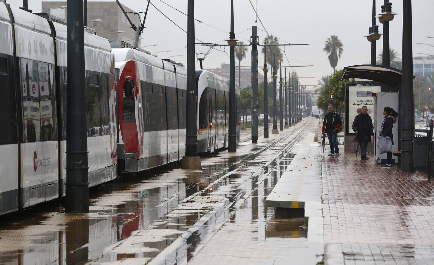 La lluvia descarga con fuerza sobre la capital del Turia durante el mediodía de este viernes