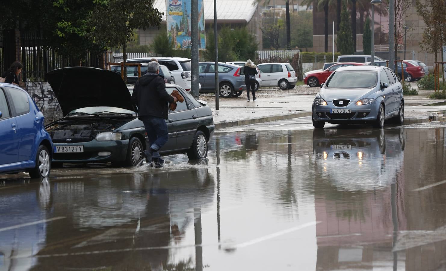 La lluvia descarga con fuerza sobre la capital del Turia durante el mediodía de este viernes