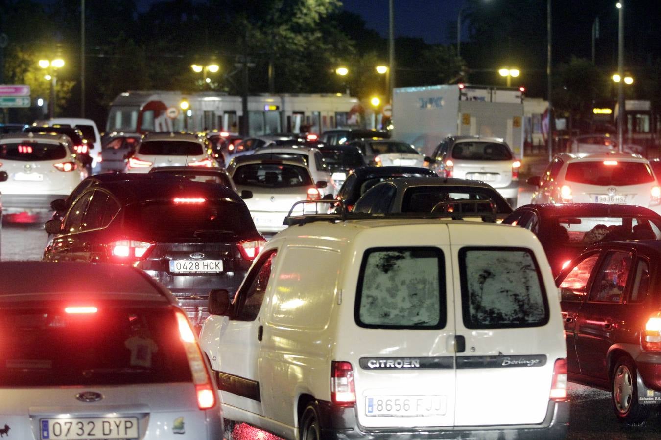 La lluvia descarga con fuerza sobre la capital del Turia durante el mediodía de este viernes