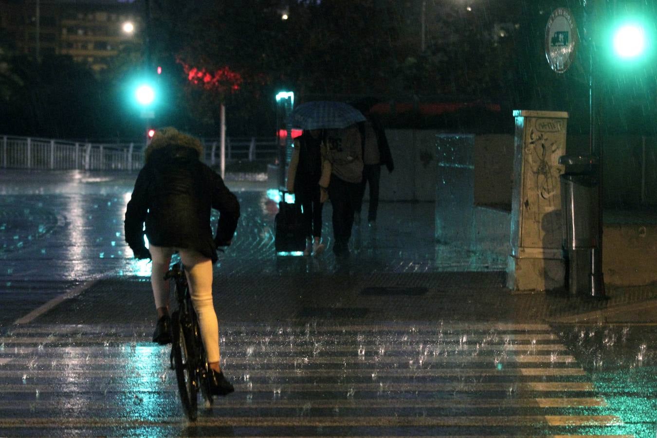 La lluvia descarga con fuerza sobre la capital del Turia durante el mediodía de este viernes