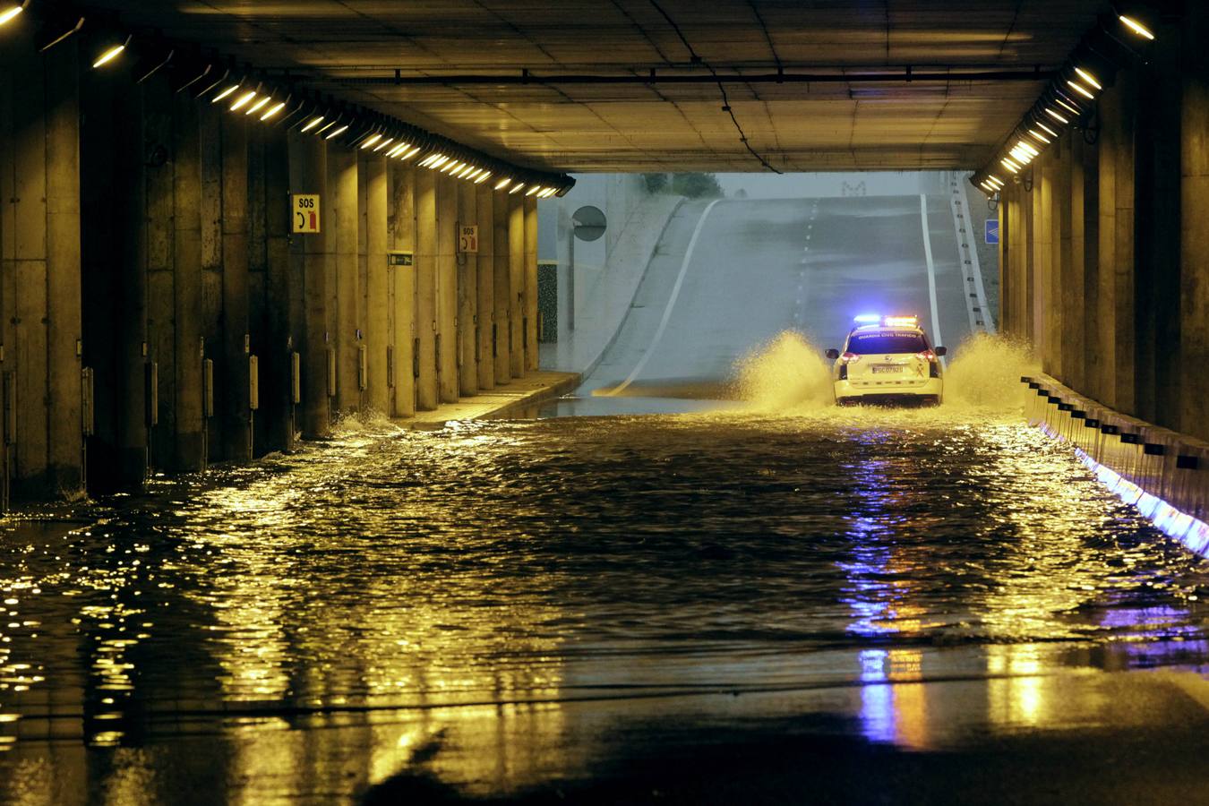 La lluvia descarga con fuerza sobre la capital del Turia durante el mediodía de este viernes