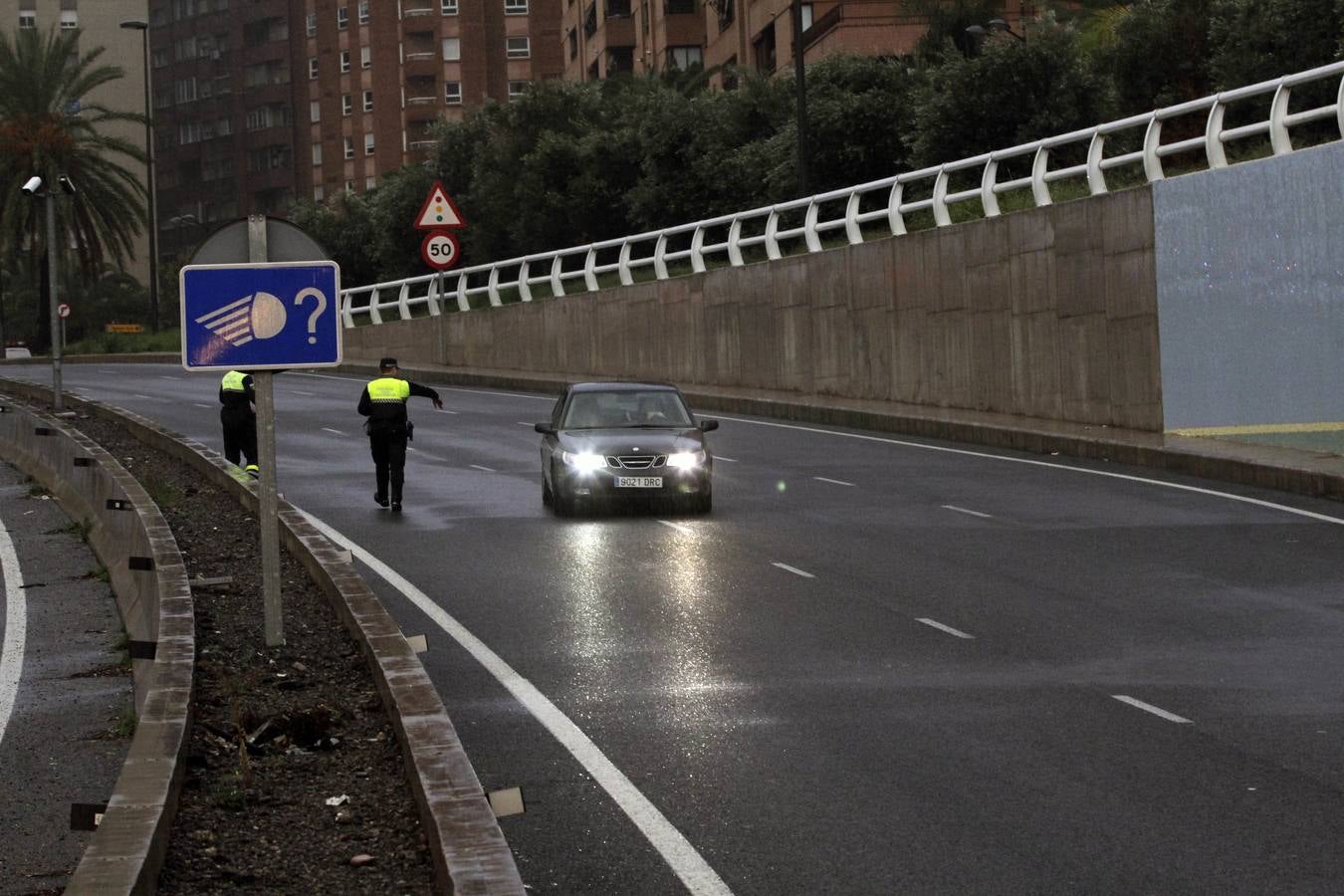 La lluvia descarga con fuerza sobre la capital del Turia durante el mediodía de este viernes