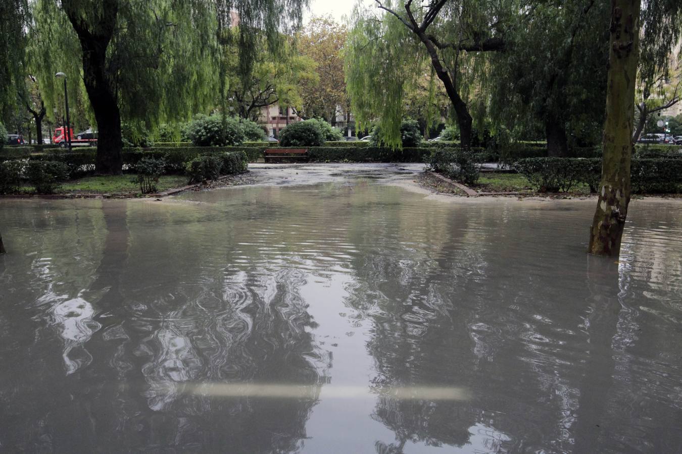 La lluvia descarga con fuerza sobre la capital del Turia durante el mediodía de este viernes