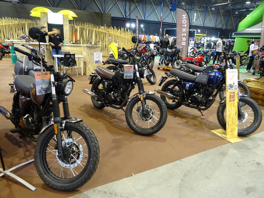 Las ferias 2Ruedas y VLC Bikes han comenzado este viernes en Feria Valencia con un escaparate que este año dispone de una oferta de más de 1.600 motos y bicis de un centenar de marcas, un 23 % más que en la anterior edición. Entre las novedades de este año, los organizadores han destacado la apuesta de muchas marcas por la movilidad eléctrica, como la de la asiática NIU, que presenta en exclusiva su nuevo modelo, o la nueva Vespa eléctrica.