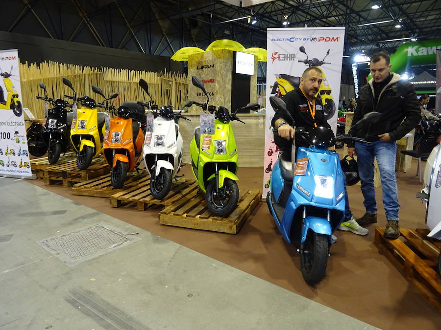 Las ferias 2Ruedas y VLC Bikes han comenzado este viernes en Feria Valencia con un escaparate que este año dispone de una oferta de más de 1.600 motos y bicis de un centenar de marcas, un 23 % más que en la anterior edición. Entre las novedades de este año, los organizadores han destacado la apuesta de muchas marcas por la movilidad eléctrica, como la de la asiática NIU, que presenta en exclusiva su nuevo modelo, o la nueva Vespa eléctrica.