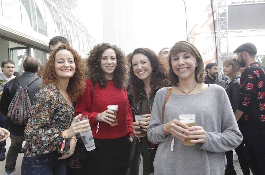 La séptima edición del festival Deleste se celebra este sábado por primera vez en el Palau de la Música. La actuación de Los Planetas es el principal reclamo de una cita musical que cuenta con las actuaciones de Los Punsetes, Sr. Chinarro y La Bien Querida. El público de la mañana ha respaldado la apuesta. 