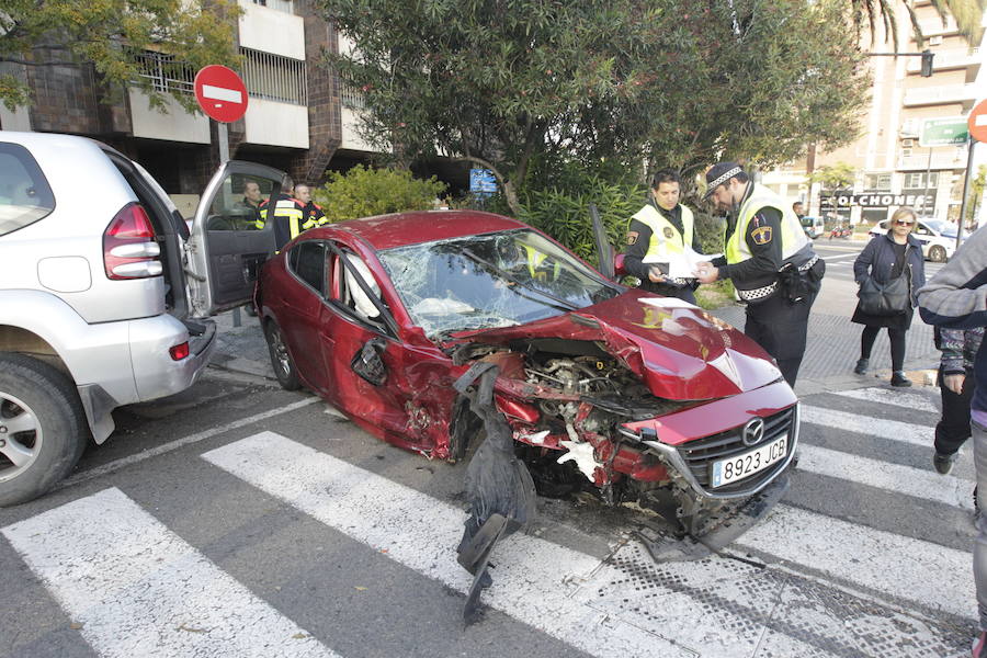 Uno de los dos conductores implicados se ha saltado un semáforo en rojo en el cruce a la altura de Decathlon