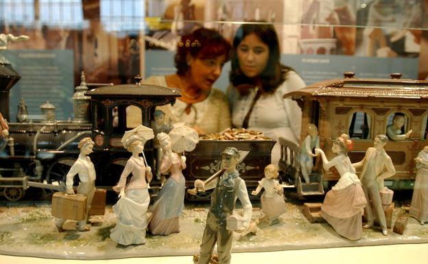 Dos mujeres observan una figura de Lladró.