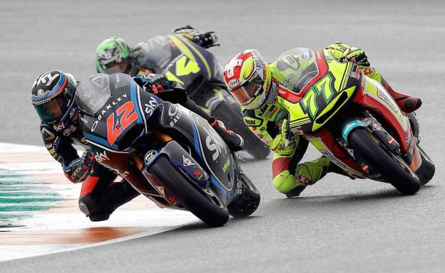 Varios pilotos de Moto2 durante los entrenamientos de hoy.