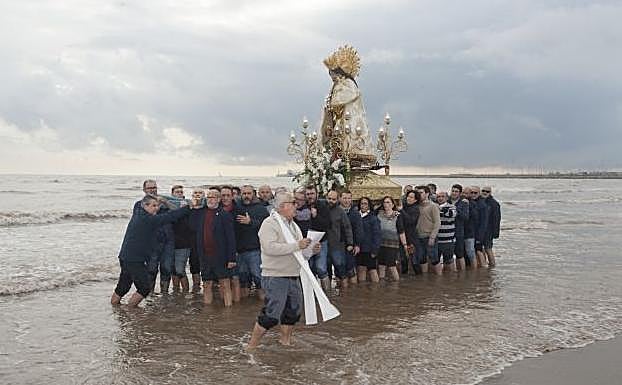 Virgen de los Desamparados dentro de la playa de Las Arenas.