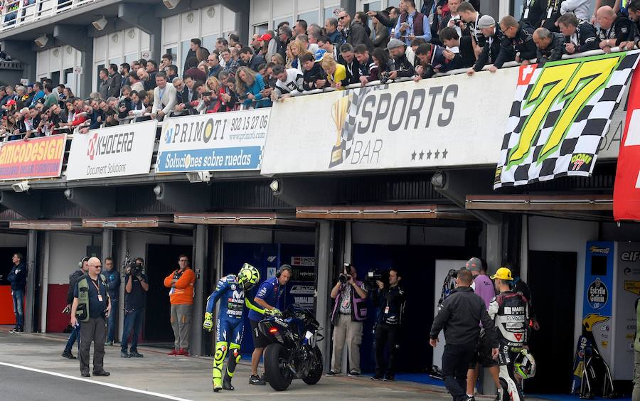 Los aficionados han tenido que superar atascos kilométricos para poder disfrutar de un Gran Premio pasado por agua