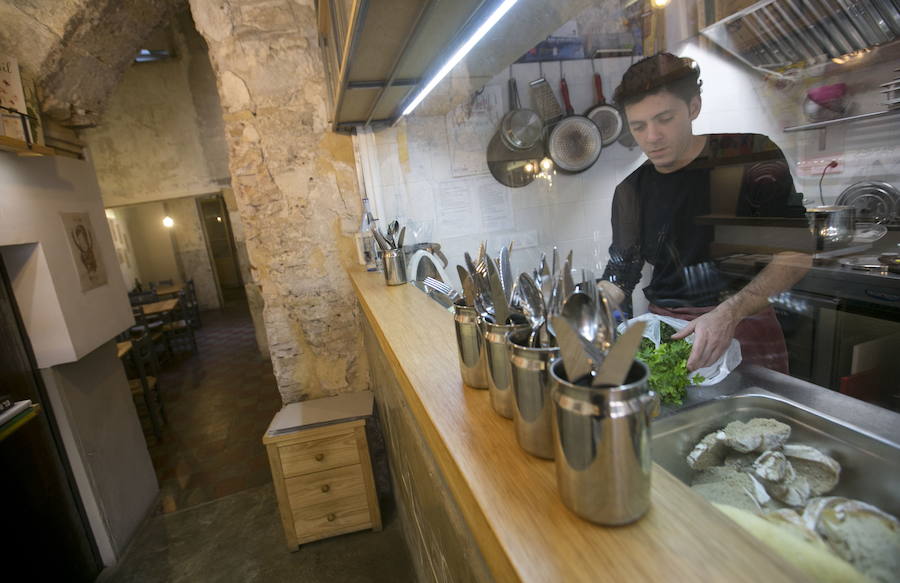 El peculiar local del centro de Valencia cesa su actividad cultural y gastronómica tras cuatro años de libros y cocina.