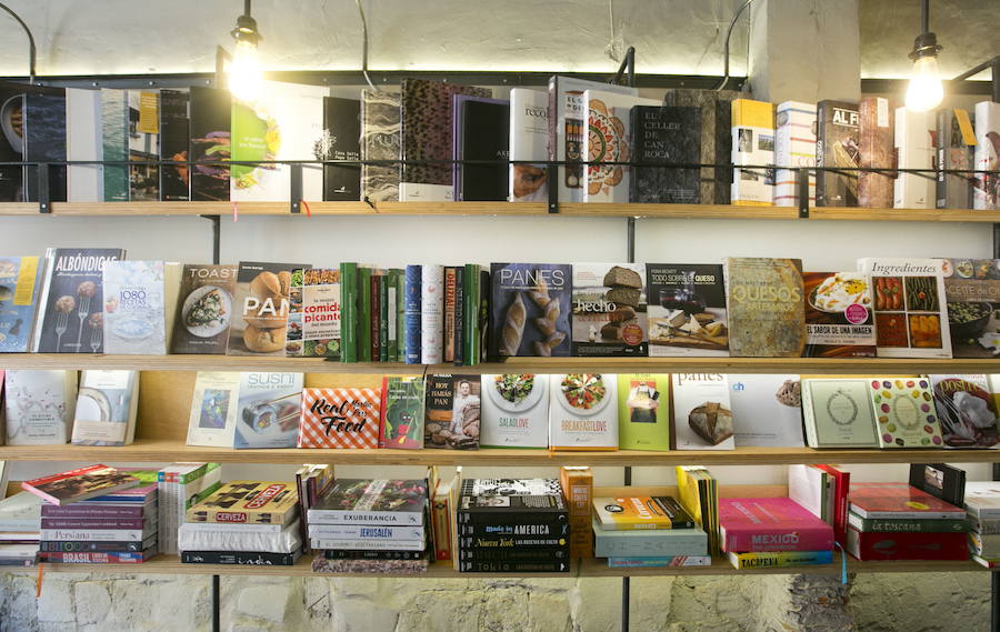 El peculiar local del centro de Valencia cesa su actividad cultural y gastronómica tras cuatro años de libros y cocina.