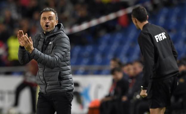 Luis Enrique animando al equipo durante el partido ante Bosnia