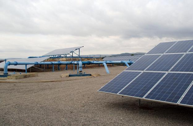 Parte de los 1.160 paneles solares de la Comunidad de Regantes de Lliria que alimentan uno de sus pozos. 