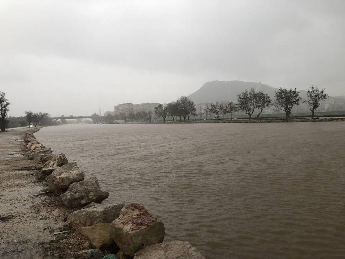 El río Júcar se desborda en su desembocadura en Cullera.