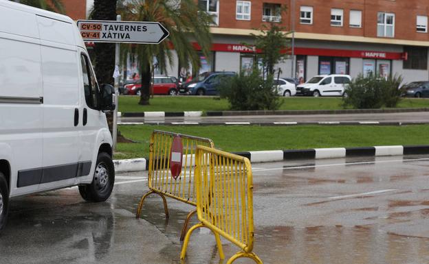 Las lluvias torrenciales en Alzira obligan a cortar calles.