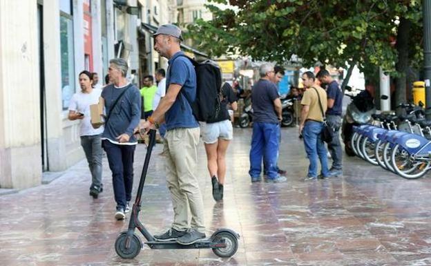 Tráfico rechaza que patinetes eléctricos vayan por la calzada y calles peatonales