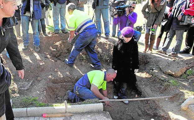 María José, a la izquierda, en el rastreo de la tumba de su hermana.