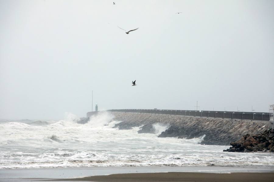 La Autoridad Portuaria de Valencia decide cerrar el puerto de Gandia por el temporal.