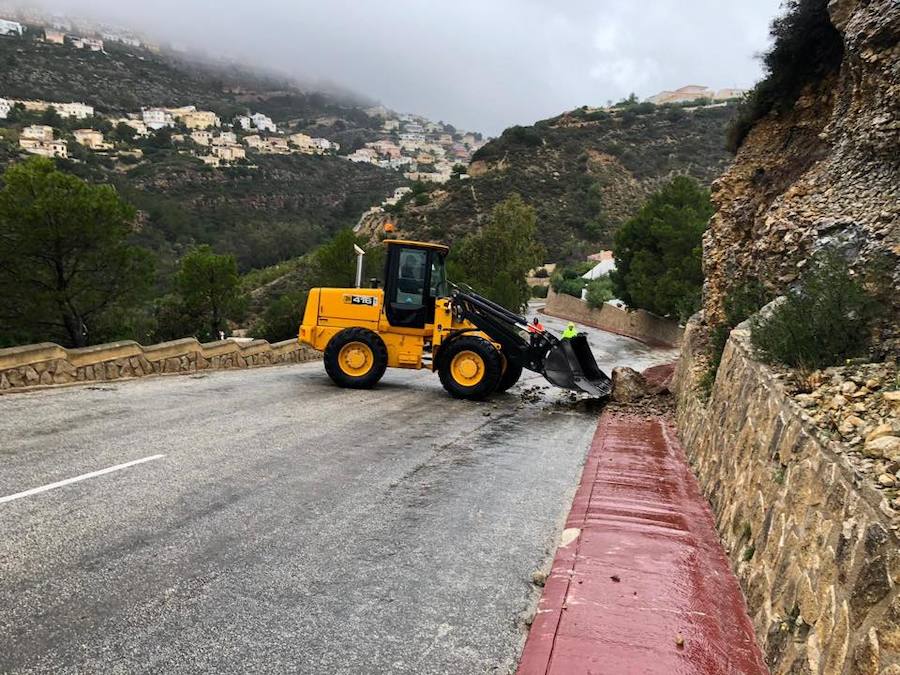 La lluvia provoca desprendimientos en Cumbre del Sol en Benitatxell y obliga a cortar la carretera.