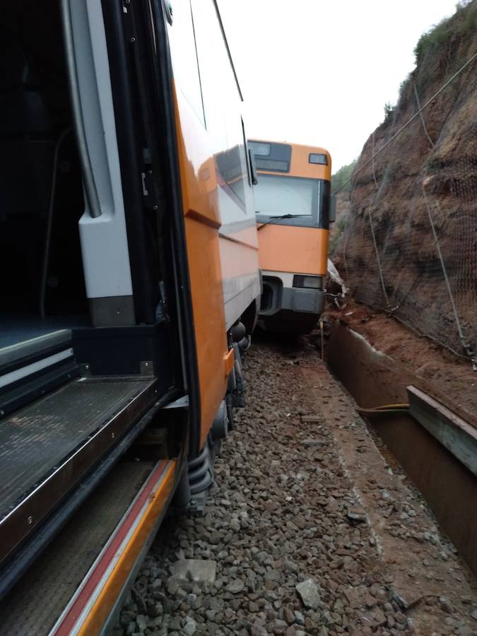 El servicio de Cercanías de Renfe se tiñó hoy de luto en Barcelona. Un tren de la línea 4, que cubría el tramo entre Manresa y Barcelona, descarriló poco después de las seis de la mañana, en el primer tren del día, a la altura de la localidad de Vacarisses (Barcelona), como consecuencia de la caída sobre la vía de tierra y piedras del talud.