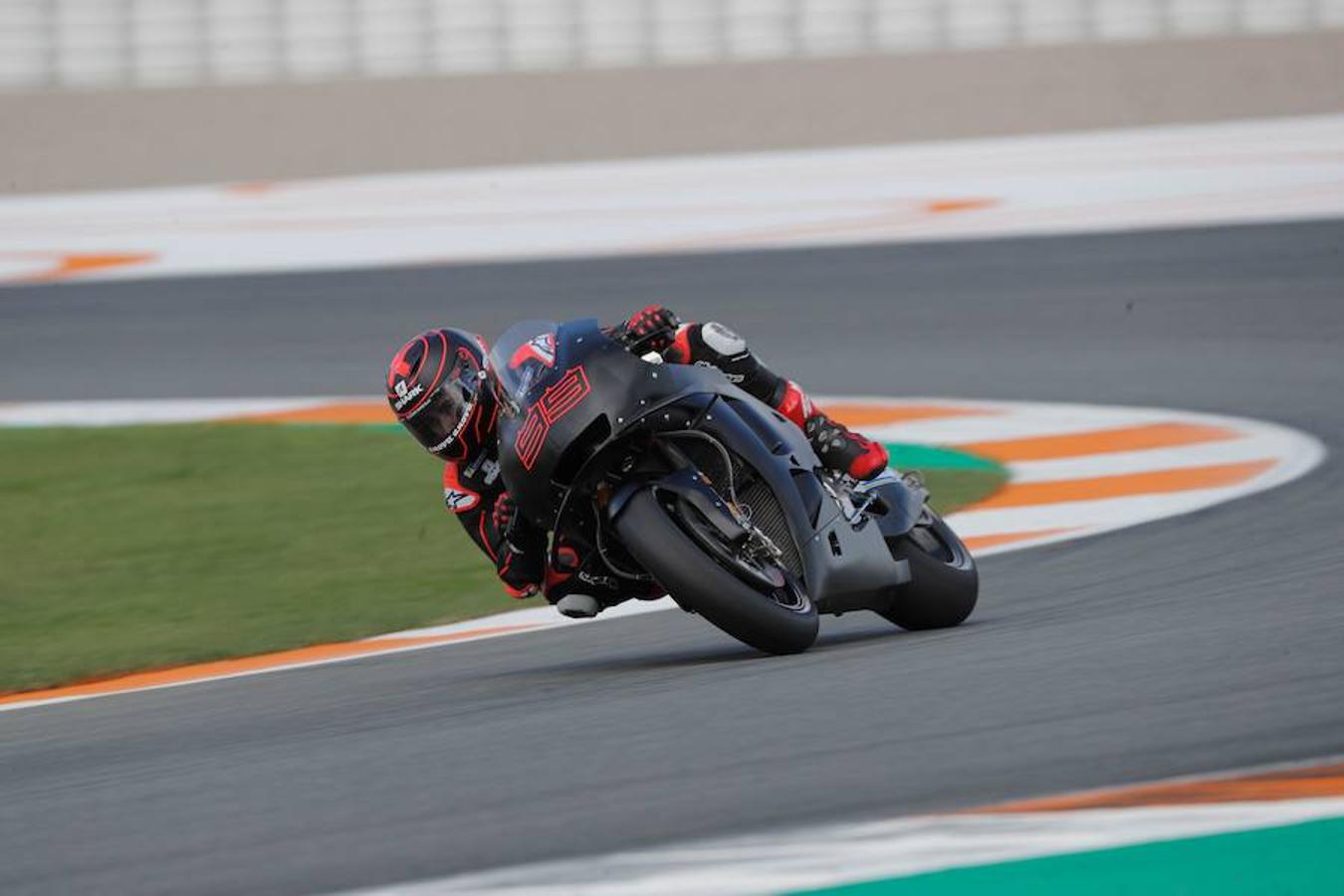 Fotos: Lorenzo ya rueda con Repsol Honda en Cheste