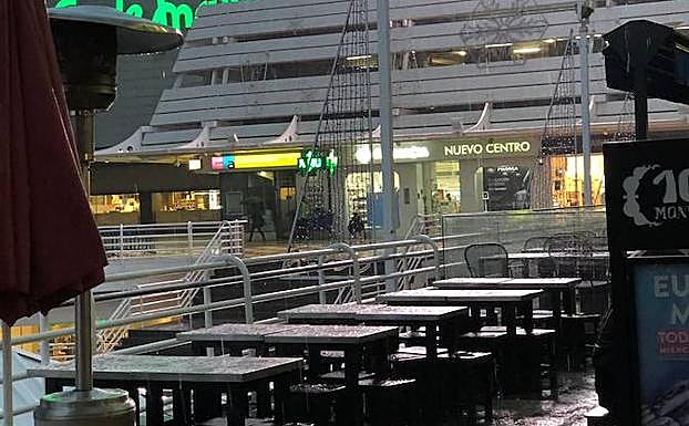 Las lluvias vuelven a mojar las terrazas de ocio en Valencia.