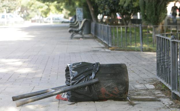 Una papelera rota en un jardín de Tres Cruces, en una imagen de archivo.