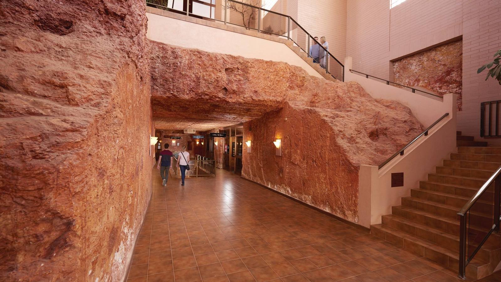 El Desert Cave es el único hotel que se encuentra completamente bajo tierra, no sólo el hotel, sino una ciudad entera llamada Coober Pedy, 