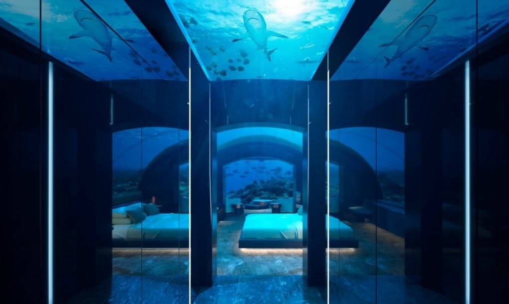 El nombre de la suite suboceánica es Muraka (que significa "coral" en Dhivehi, el idioma local en las Maldivas) y tiene dos pisos, el superior flota sobre el agua mientras que la planta baja está sumergida a más de cinco metros por debajo de la superficie del océano. Este hotel sí que no será de los baratos...