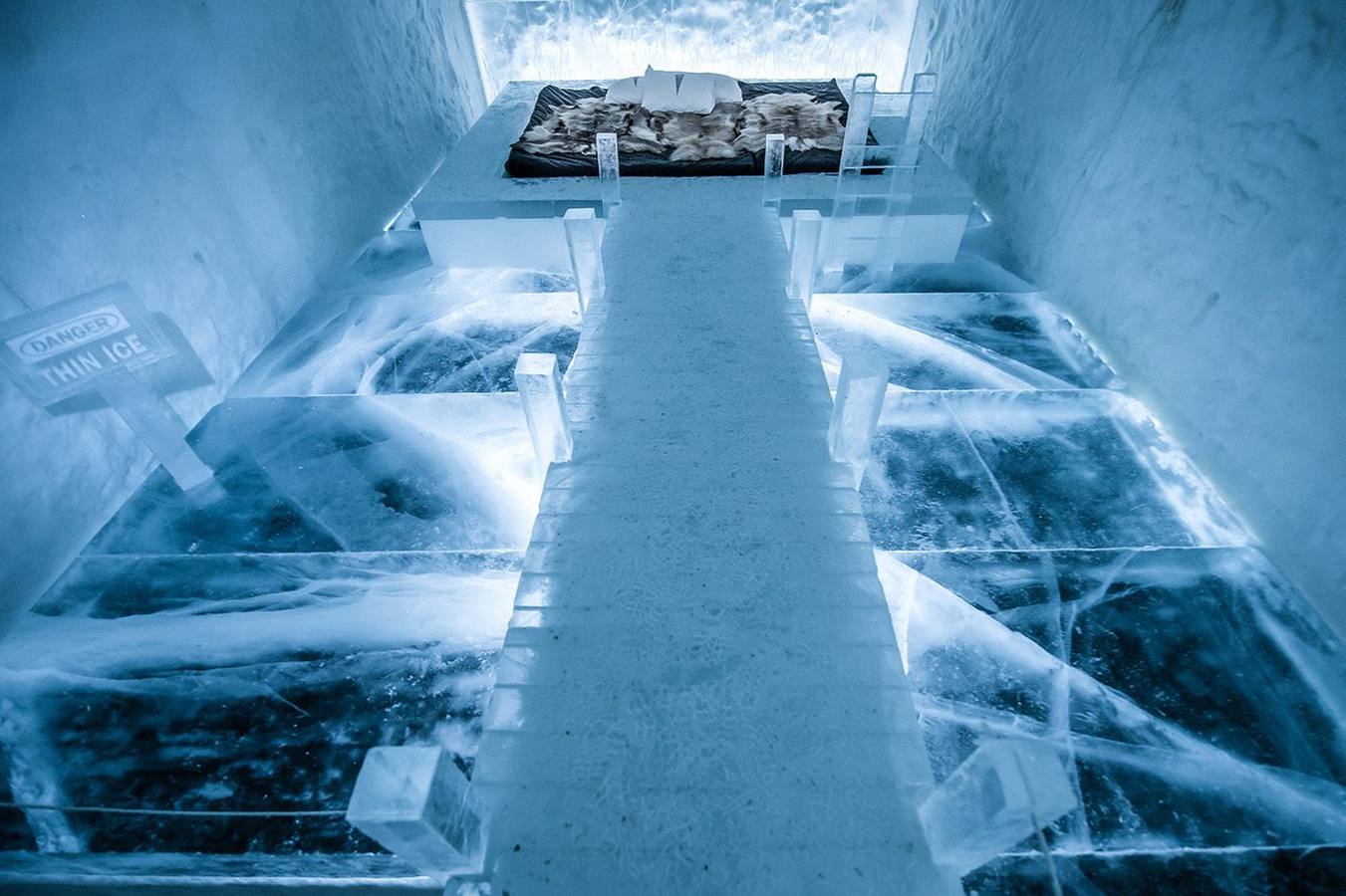 Cada habitación del Ice Hotel presenta una temática individual única, con muebles de hielo esculpidos a mano por artistas internacionales. 