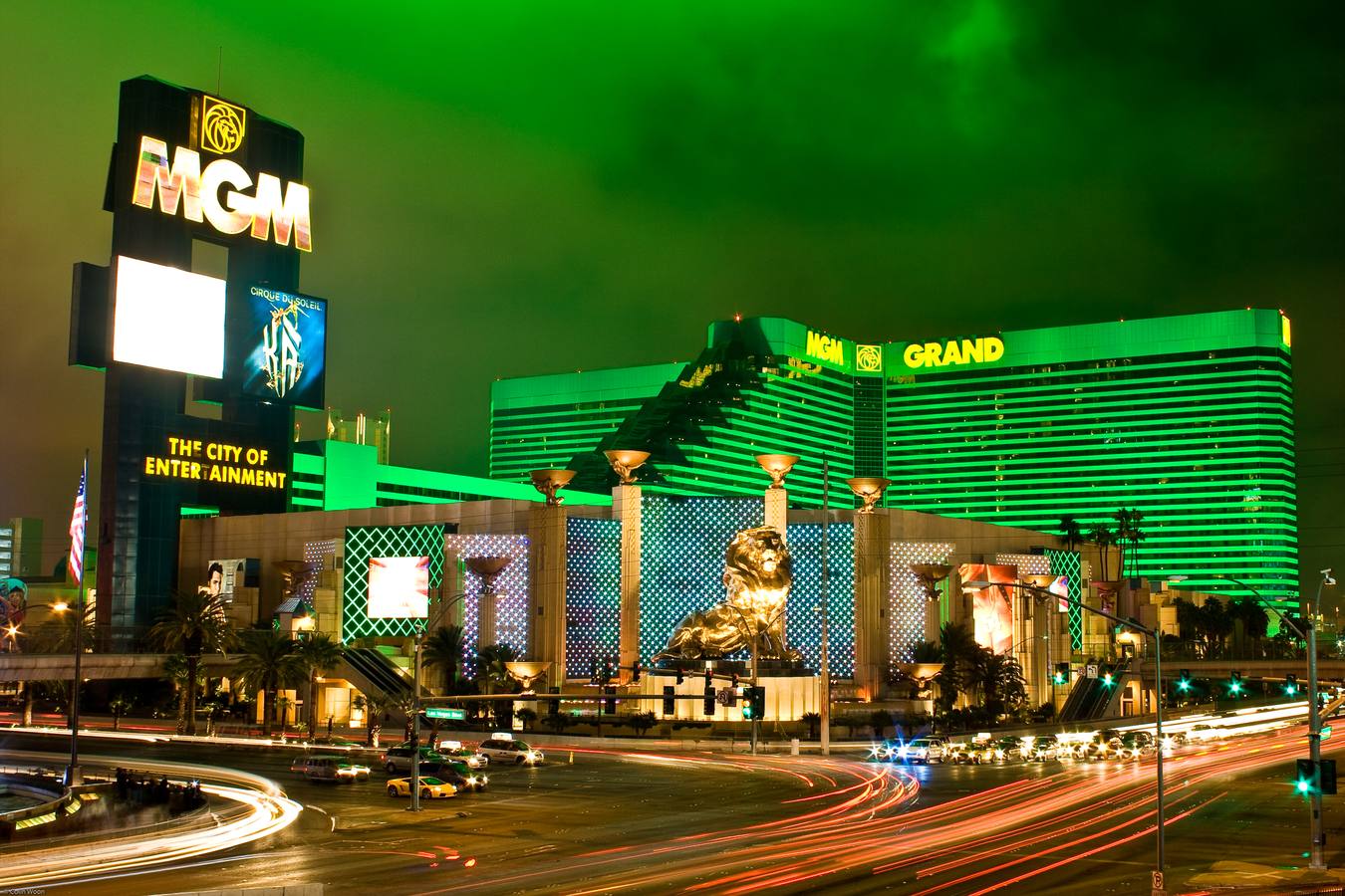 Tras el hotel más pequeño, el más grande. El hotel más grande del mundo actualmente es el hotel MGM Grand Hotel en Las Vegas, con 6.198 habitaciones, su edificio principal tiene 5.044 (4.293 habitaciones y 751 suites). A ello suma otros cientos de suites, lofts y villas. 