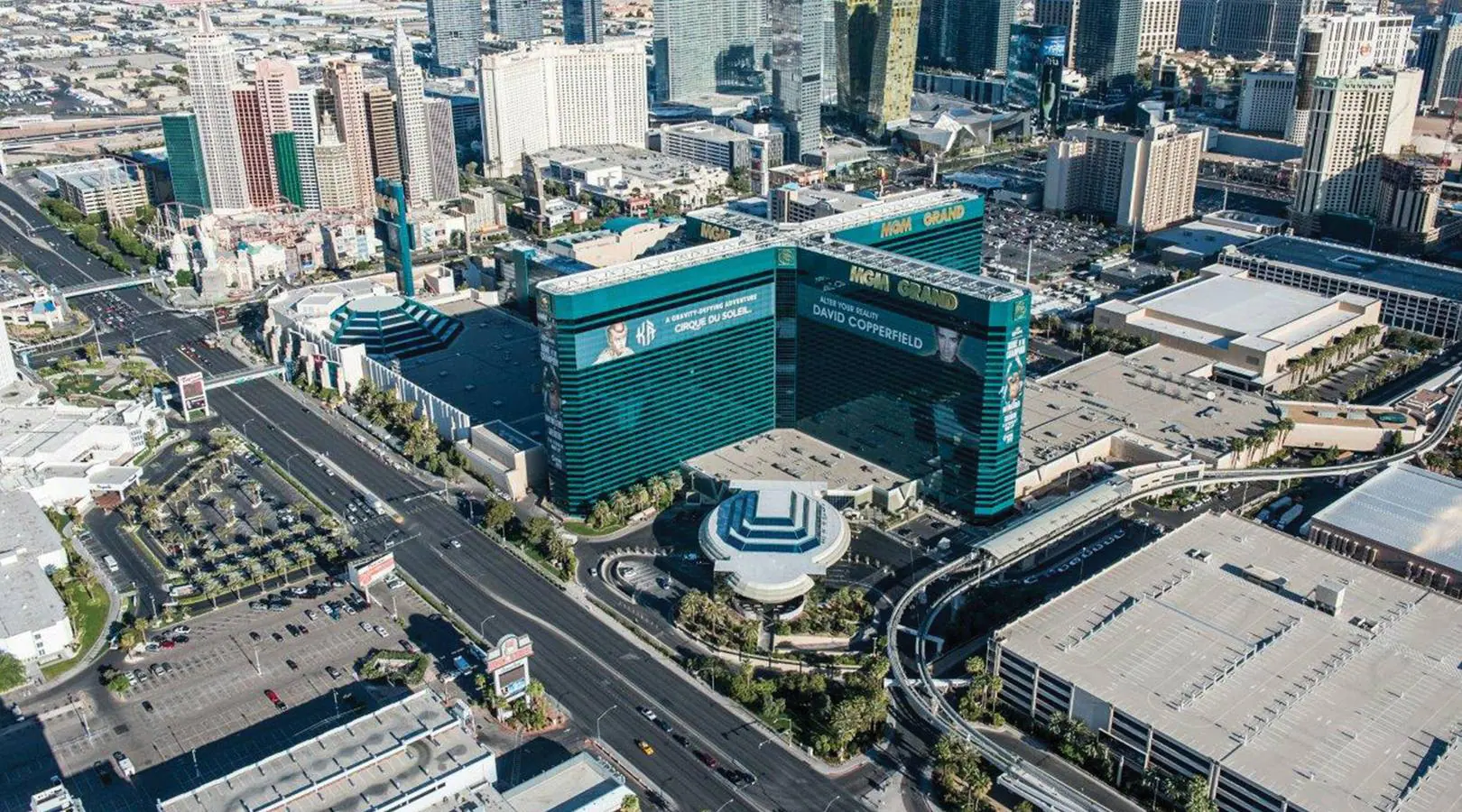 El MGM Grand Hotel en Las Vegas suma a sus 5.044 habitaciones y suites, otras 576 suites localizadas en las tres torres The Signature, los 51 lofts del Skylofts y las 29 villas de The Mansion at MGM Grand. 