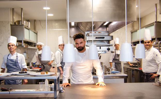 Enrico Croatti, con su equipo, en el restaurante Orobianco.