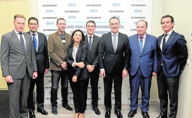 Imagen principal - Arriba: Foto de familia de los ponentes y participantes en la jornada. Izquierda: Fidel Pila, José Vicente Morata y David Conde. Derecha: Miguel Cardoso, economista jefe para España de BBVA Research.