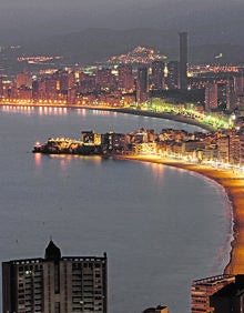 Imagen secundaria 2 - Rodaje de 'El Ministerio del Tiempo' | La Comunitat Valenciana se caracteriza por sus contrastes al mezclar enclaves de playa, como los de Benidorm, con otros históricos, como Peñíscola. 